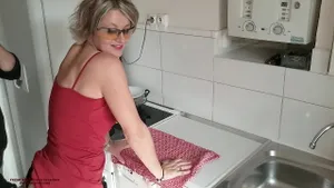 MILF 45+ baisée par beau-fils dans cuisine amateur
