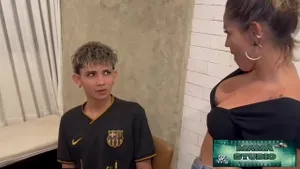 Belle-mère MILF chante son beau-fils pour baiser