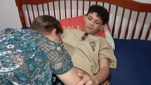 Belle-mère MILF baise avec son beau-fils pendant le ménage