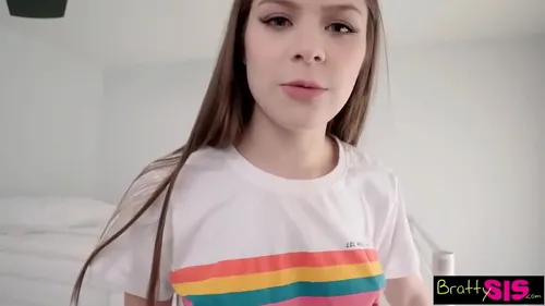 Demi-sœur latina se fait baiser sauvagement sur le lit