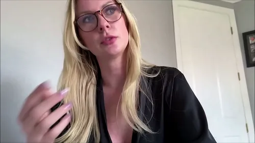 Belle-mère blonde baise le copain de sa fille - MILF coquine