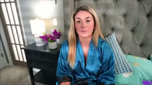 Belle-mère blonde tatouée baise son beau-fils