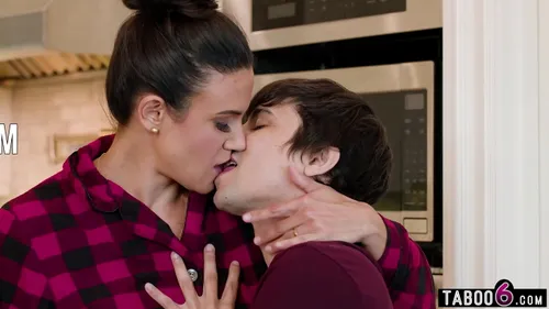 MILF Penny Barber baise avec son beau-fils tabou